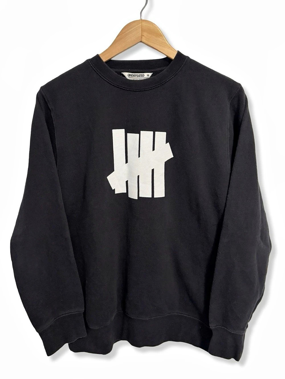 UNDEFEATED Logo Crewneck Sweatshirt in Black & White